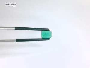 Elegante Esmeralda Zambiana Natural Genuina de Grado 3A, Corte Facetado Octogonal, 1.16ct, Gema Suelta para Collar y Anillo - Product Image 2