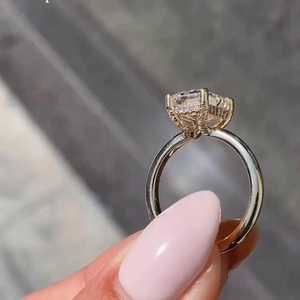 Anillo de Compromiso con Diamante Cultivado en Laboratorio IGI de 1.50 Quilates, Corte Esmeralda, Claridad VS1, Color F, Halo Oculto, Oro Blanco de 14K, Joyería - Product Image 2