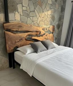 Tête de lit artisanale en bois massif avec résine époxy transparente, design rustique moderne, finition à l'ancienne - Product Image 4