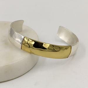 Bracelet manchette bicolore en laiton - Jonc martelé en métal or et argent mélangés - Bijou artisanal à manchettes ouvertes pour femme - Product Image 1