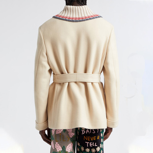 Manteau croisé en laine mélangée crème pour homme, de haute qualité, sur mesure, avec col tricoté et ceinture à la taille - Product Image 4