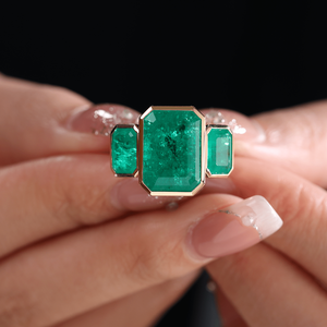 Anillo de oro amarillo de 14 quilates con esmeralda cultivada en laboratorio de 14x10 mm, diseño atemporal con engaste de bisel de lujo, anillo de boda o de cóctel con tres piedras de corte esmeralda. - Product Image 2