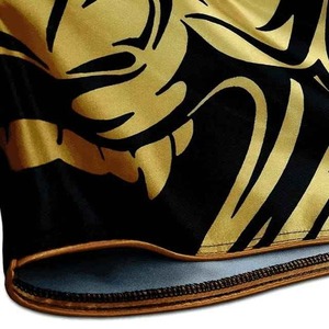 Shorts de Muay Thai pour hommes avec imprimé doré en caractères thaïlandais, en polyester respirant, pour l'entraînement aux arts martiaux mixtes - Product Image 6