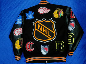 Chaqueta Varsity Negra Personalizada de Lana para Hombre, Chaqueta Bomber con Mangas de Cuero Negro y Múltiples Parches, Uniforme de Béisbol Letterman al por Mayor - Product Image 6