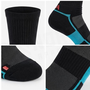 Chaussettes de sport respirantes bleues à motif géométrique pour adultes – Collection Printemps - Product Image 4