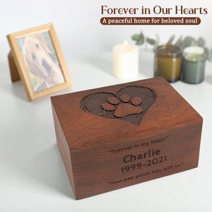 Urna rectangular de madera maciza hecha a mano para mascotas, con diseño de huella de pata grabada y corazón, para recuerdo conmemorativo de despedida. - Product Image 2