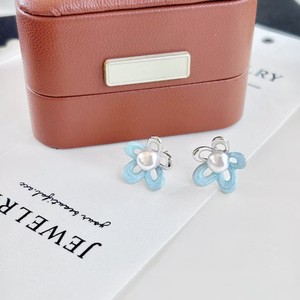Pendientes de Plata de Ley S925 con Perla de Camelia y Flor de Estrella de Cinco Puntas con Acabado Esmaltado - Product Image 2