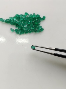 Onyx vert naturel 4x2,5 mm, taille poire, qualité supérieure, pierre précieuse en vrac pour la fabrication de bijoux - Product Image 1