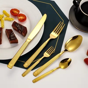 Ensemble de couverts décoratifs en métal doré pour la mise en scène de tables modernes dans les cuisines, restaurants et hôtels - Product Image 1