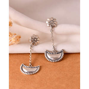 Pendientes Colgantes de Plata con Jazmín de Jaipur, India, Modelo MTER537, Marca Meera - Product Image 2