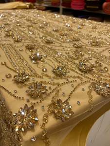 Tissu de dentelle lourde et luxueuse, richement perlée, avec broderie florale à sequins, pour robes de mariée, robes de soirée et vêtements de haute couture. - Product Image 2