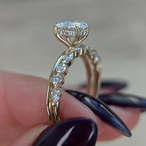 Bague de fiançailles solitaire avec diamant de laboratoire ovale de 1,55 carat, alliance assortie ronde et marquise, or 14 carats, IGI - Product Image 1