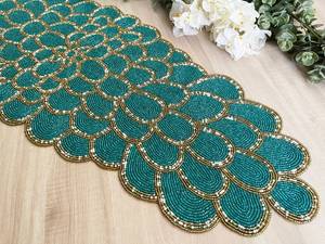 Chemin de table artisanal vert et or perlé de 36 pouces – Décoration de Noël de luxe – Centre de table à motif de pétales festonnés - Product Image 6