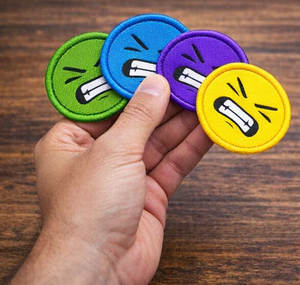 Écussons brodés personnalisés visage coléique avec fixation auto-agrippante, badges de moral multicolores, fournisseur OEM en gros - Product Image 4