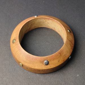 Bracelet classique conique en bois naturel avec accents minimalistes en argent et or - Bracelet en bois concave organique - Intemporel - Product Image 4