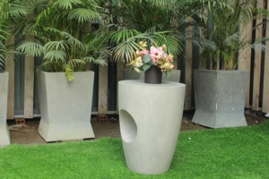 Table d'appoint extérieure en béton moderne, design minimaliste, durable pour une utilisation en jardin - Product Image 6