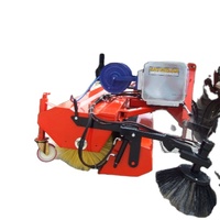 Nouvelle balayeuse routière piétonneuse rouge tractable avec balai latéral en plastique et seau, capacité 205 cm, garantie 1 an, fabriquée en Turquie