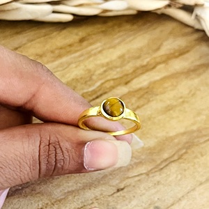 Bague Solitaire Bohème de Haute Qualité avec Pierre Précieuse, Bague Minimaliste en Laiton Plaqué Or 18 carats pour Femme, Bijoux Œil de Tigre pour Vente en Gros/OEM - Product Image 6