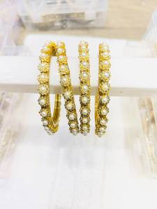 Vente en gros de bracelets en laiton MN EXPORTS pour femmes, bijoux traditionnels faits à la main, style classique de l'Uttar Pradesh pour les occasions de mariage - Product Image 2