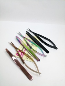 Ensemble de pinces à épiler et ciseaux pour sourcils, pinces à épiler professionnelles durables à pointe inclinée pour femmes, ciseaux de précision en acier inoxydable pour cils et sourcils - Product Image 1