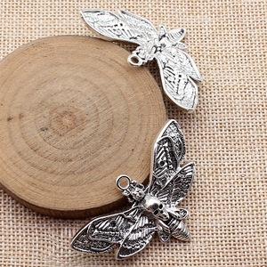 Colgante de Plomo de Aleación Plateada Antigua con Diseño de Mariposa de la Muerte y Alas, 53x31mm, para Regalo de Lector de Tarot Gótico - Product Image 2