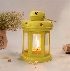 Decoración de linterna metálica con vela tipo tea light (10 cm x 10 cm x 15 cm, Amarillo) - Product Image 1