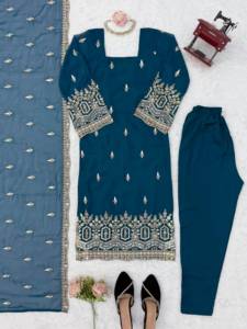 Ensemble prêt-à-porter entièrement cousu avec haut en faux georgette orné de perles de créateur, de sequins et de détails en fil, avec bas et dupatta. - Product Image 5