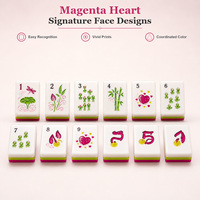 Jeu de tuiles de mahjong en acrylique magenta en forme de cœur avec motifs décoratifs sur le devant et dos colorés pour jeux de société et tables de mahjong à domicile