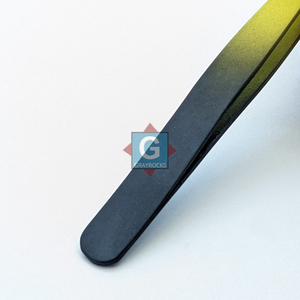 Pince à épiler à pointe fine en acier inoxydable, moderne, durable, avec manche noir et finition dégradée jaune - Product Image 3