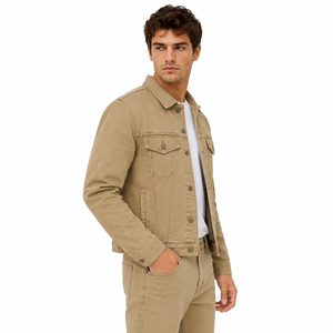 Veste en jean pour homme, conçue avec du denim robuste et une coupe confortable, offrant un style intemporel pour le streetwear, les week-ends et les voyages. - Product Image 4