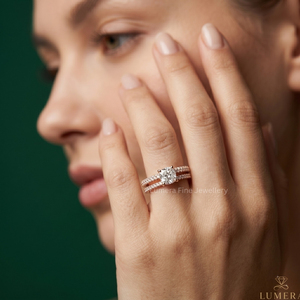 แหวนหมั้นเพชรโมอิสซาไนต์ทรงคุชชั่นทองคำโรสโกลด์ 14K พร้อมแหวนคู่ประดับเพชรแบบพาเว่สำหรับผู้หญิง - Product Image 6