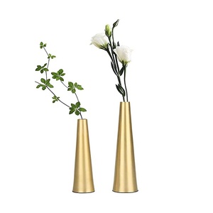 Juego de 2 jarrones de diferentes tamaños en metal color dorado, maceta para flores artificiales, para decoración de hoteles. - Product Image 1