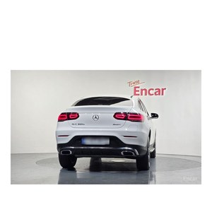 Mercedes-Benz GLC-Class GLC300e 4MATIC Coupé Modèle avril 2023 avec 66 286 km, boîte automatique, sièges en cuir, caméra de recul - Product Image 4