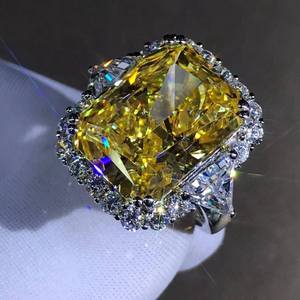 Anillo de Compromiso de Plata de Ley 925 con Moissanita, Diseño de Halo Chapado en Oro Amarillo con Piedras de Corte Rosa, Joyería Fina - Product Image 1