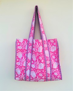 Bolso Tote Acolchado Hecho a Mano en India, Bolso de Hombro Ecológico con Cierre de Cremallera |   Arte de Impresión a Bloque de Jaipur Hecho a Mano y Sostenible - Product Image 1