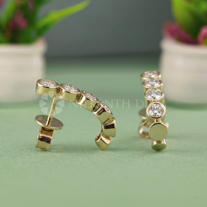 Boucles d'oreilles élégantes en or jaune avec diamants de laboratoire taille ronde pour mariage et fiançailles pour femmes - Product Image 3