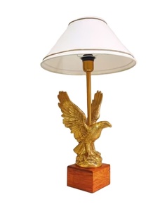 Lámpara de mesa estilo granja con diseño de águila y pantalla de tela |   Lámpara Decorativa Simple con Base de Animal |   Iluminación de Lujo para Decoración del Hogar - Product Image 1