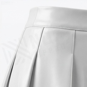 Jupe mini plissée pour femme en similicuir PU satiné brillant, couleur unie, taille normale, style toutes saisons - Product Image 5