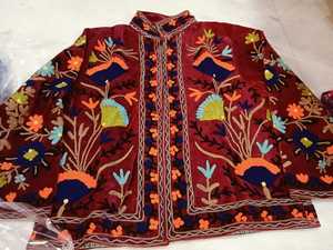 Veste matelassée pour femme en velours brodé 100% coton écologique, style bohème floral Suzani ethnique vintage, à manches longues et ouverte, idéale pour l'hiver - Product Image 1