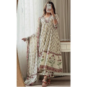 Ensemble Kurti festif pour femme glamour avec Dupatta Célébrez avec style pour la femme libre d'esprit accessible à un prix raisonnable - Product Image 1