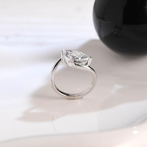 Bague Bypass en Argent 925 Plaqué Rhodium avec Moissanite Taille Marquise 2 carats à Queue Divisée, Cadeau de Mariage Raffiné pour Femme - Product Image 2