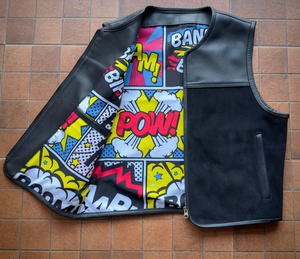 เสื้อกั๊กหนังแท้สำหรับผู้ชายสไตล์ไบค์เกอร์ พร้อมแผงหนังนูบัคด้านล่างและซิปปิด - Product Image 3