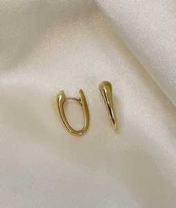Pendientes de aro gruesos minimalistas de oro macizo de 14K y 18K personalizados, modernos para uso diario, delicados y elegantes, tipo Huggies para mujer, del fabricante. - Product Image 1