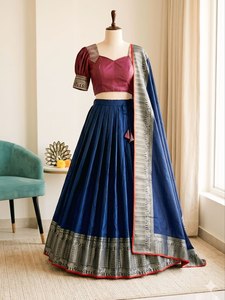 Conjunto de Lehenga Choli de Seda Tejida Premium con Blusa Color Granate y Falda Azul para Bodas - Product Image 1