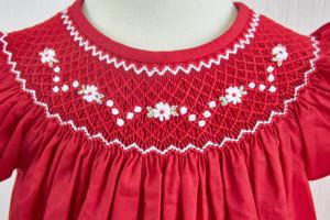 Robe rouge pour bébé avec manches bouffantes et smocks faits main |   Robe pour bébé brodée à la main avec smocks |   Vêtements pour bébés en gros OEM - Product Image 6