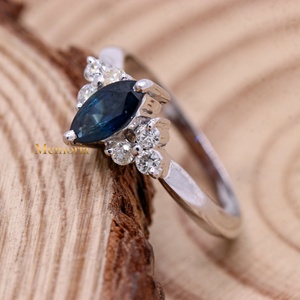 Bague de fiançailles en or blanc massif 18 carats avec saphir bleu marquise naturel et grappe de diamants latéraux, Memoria Jewels - Product Image 2