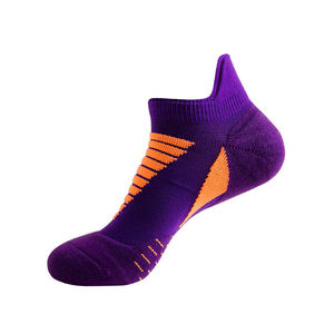 Chaussettes courtes de sport respirantes de couleur unie, chaussettes de sport décontractées à coupe basse, fabriquées au Pakistan, de haute qualité, en vente - Product Image 3