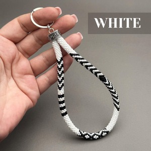 Chaîne de poignet artisanale en perles naturelles avec élégant motif noir et blanc et connecteur anneau orné pour une utilisation quotidienne élégante pour femmes - Product Image 1