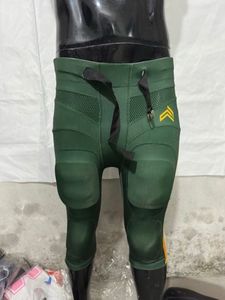 Uniforme de football américain sublimé à manches courtes, pantalon de football américain avec protections intégrées et coutures en zigzag - Product Image 3