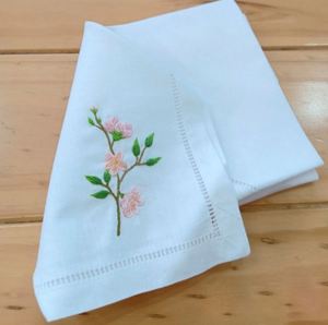 Serviette de table carrée en coton personnalisée, blanche, brodée de fleurs roses, ourlet festonné, lavable en machine, durable, pour avion et maison - Product Image 2